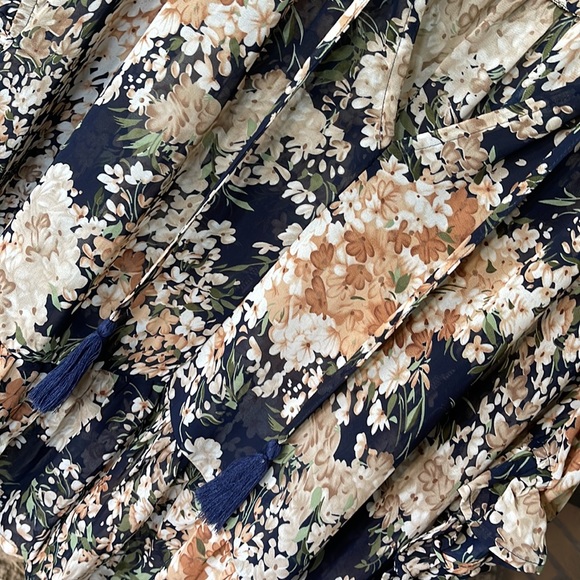 Beautiful Umgee Navy floral top. Large NWOT - Picture 4 of 12